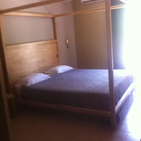 Hotel Logis Le Lonca 3*