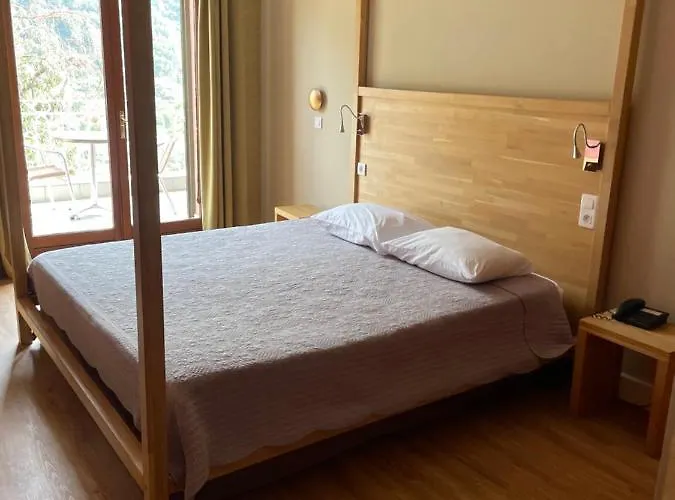 Logis Le Lonca Hotel 3*