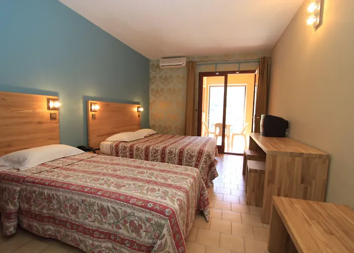 Hotel Logis Le Lonca 3*