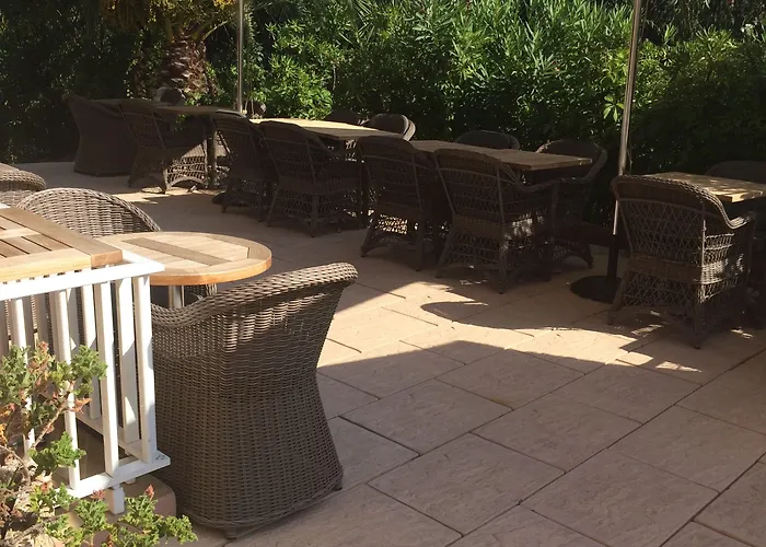 Logis Le Lonca Hotel 3*